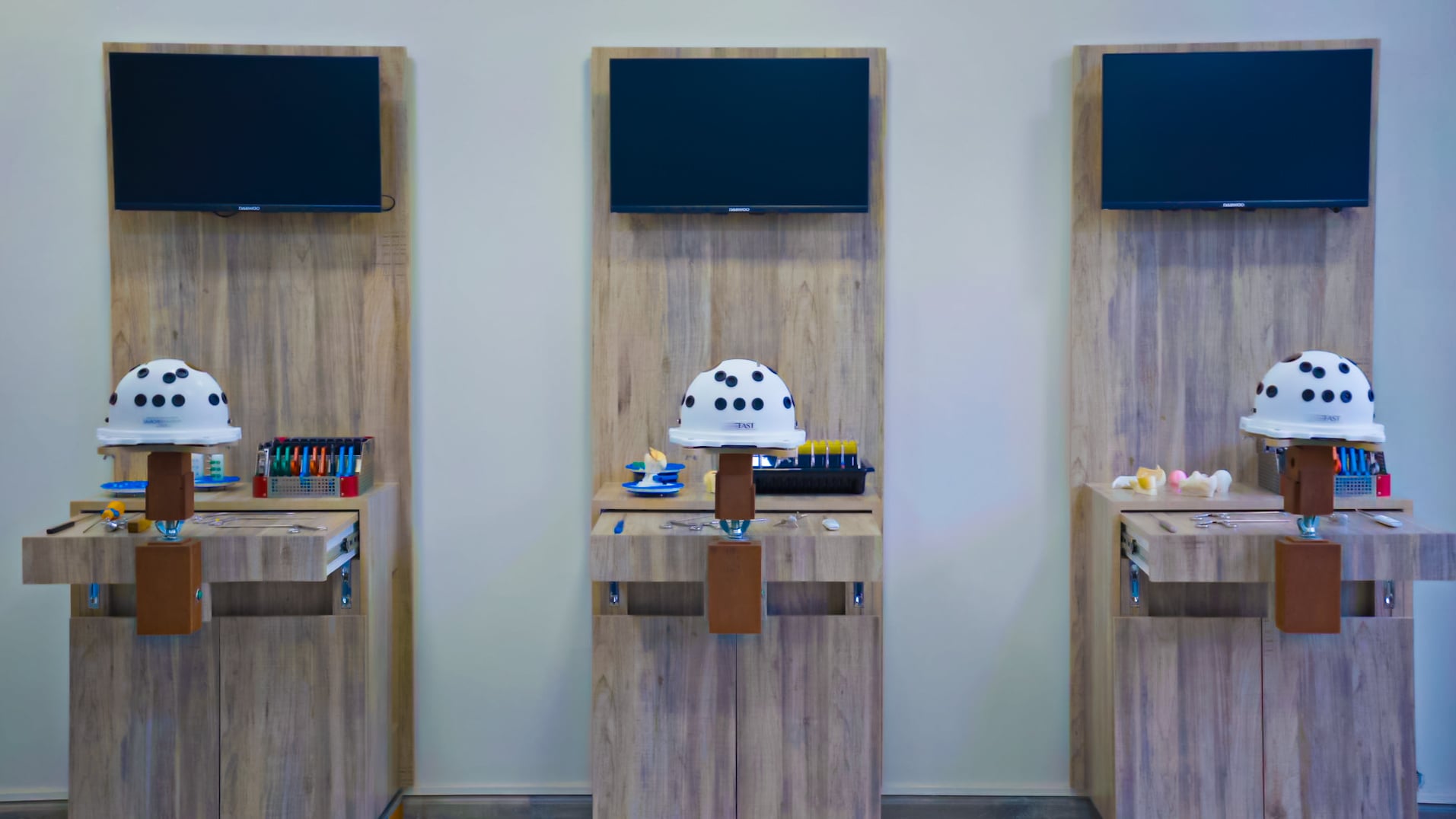 InnerScope Academy — torres de simulación artroscópica